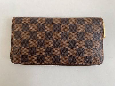 Louis Vuitton Zippy Wallet in Damier Canvas