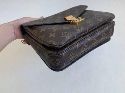 Louis Vuitton Pochette Metis Monogram Canvas