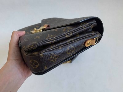 Louis Vuitton Pochette Metis Monogram Canvas