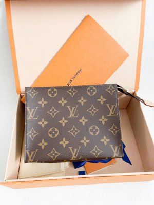 Louis Vuitton Toiletry 19