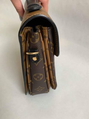Louis Vuitton Pochette Metis
Monogram Reverse Canvas