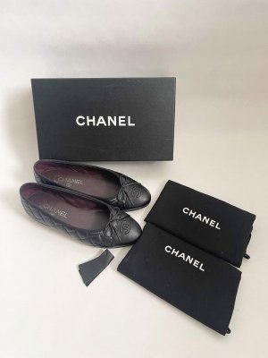 Chanel Ballet Flats in Black Aged Calfskin