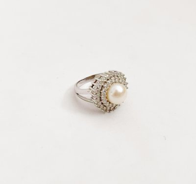 Ring 18K White Gold. Pearl with Diamond.