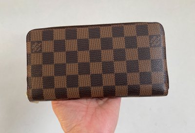 Louis Vuitton Zippy Wallet in Damier Canvas
