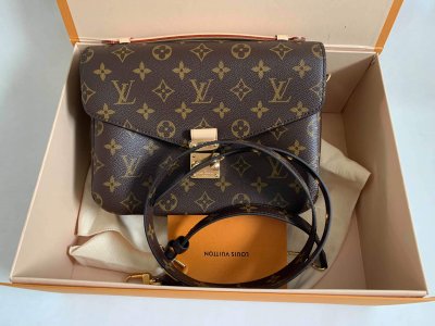 Louis Vuitton Pochette Metis Monogram Canvas