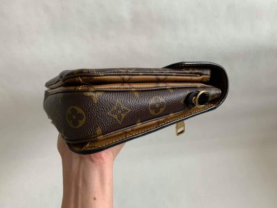 Louis Vuitton Pochette Metis
Monogram Reverse Canvas