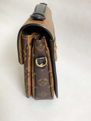 Louis Vuitton Pochette Metis
Monogram Reverse Canvas