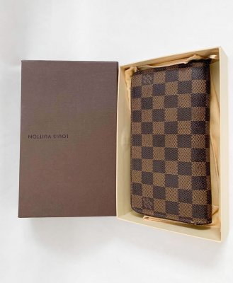 Louis Vuitton Zippy Wallet in Damier Canvas