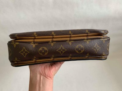 Louis Vuitton Pochette Metis
Monogram Reverse Canvas