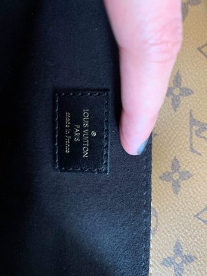 Louis Vuitton Pochette Metis
Monogram Reverse Canvas