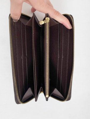 Louis Vuitton Zippy Wallet in Damier Canvas