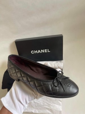 Chanel Ballet Flats in Black Aged Calfskin